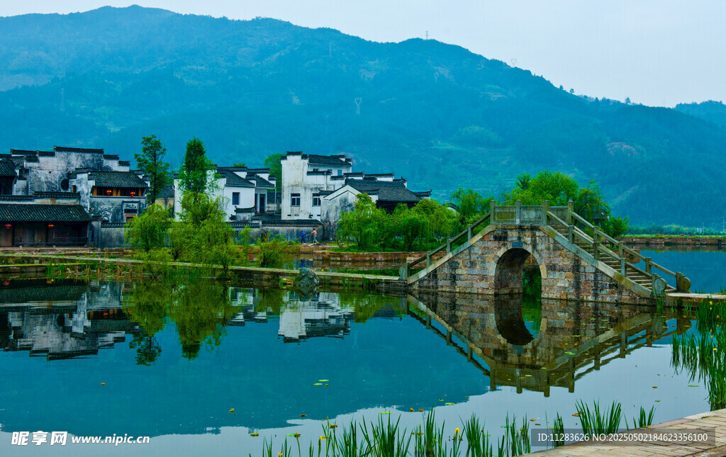 江南水乡石桥倒影美景