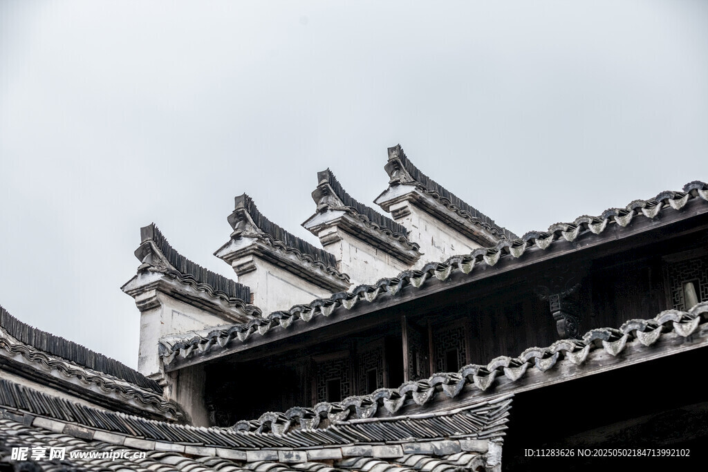 中式古建筑屋顶飞檐一角