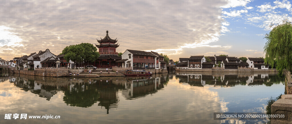 湖畔古建筑倒影美景