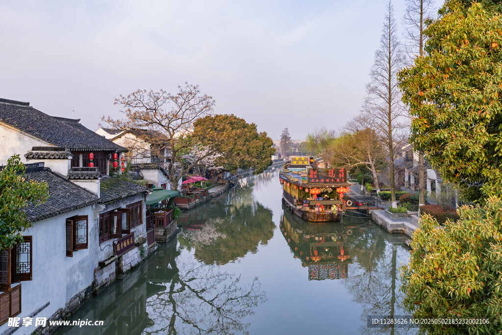 江南水乡河道风景图