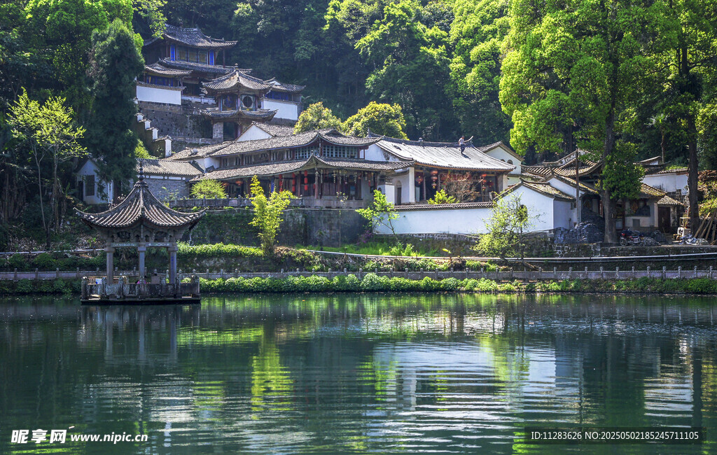 湖畔古村 青山绿水环绕