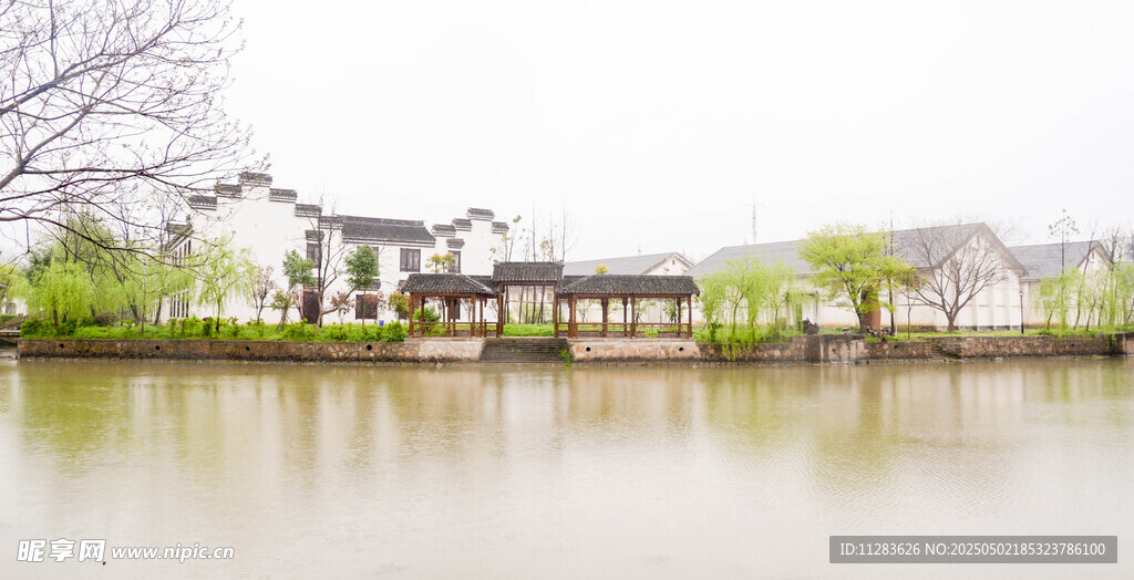 湖畔中式建筑风景如画