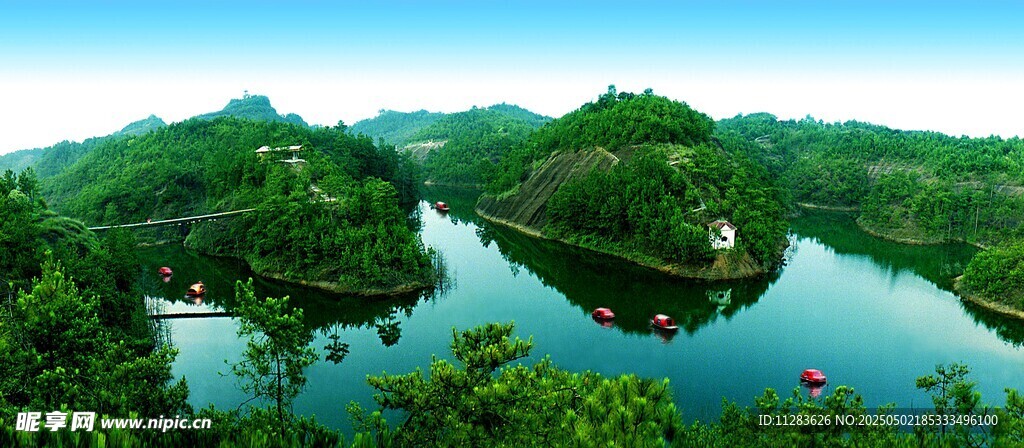 青山绿水间的秀丽湖景