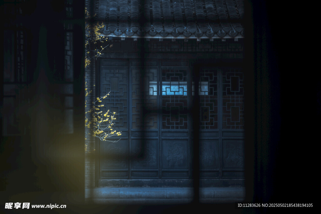 古宅夜影 微光中的神秘韵味