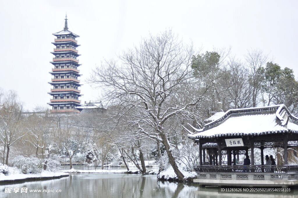 雪中古塔与亭台美景