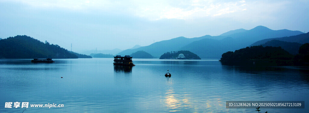 宁静湖景与远山