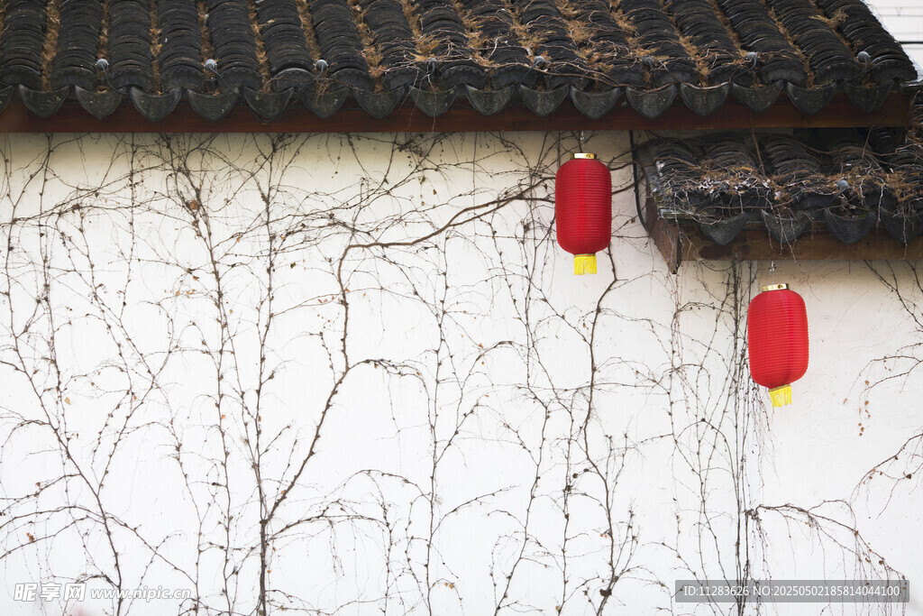 红灯笼挂于斑驳墙面