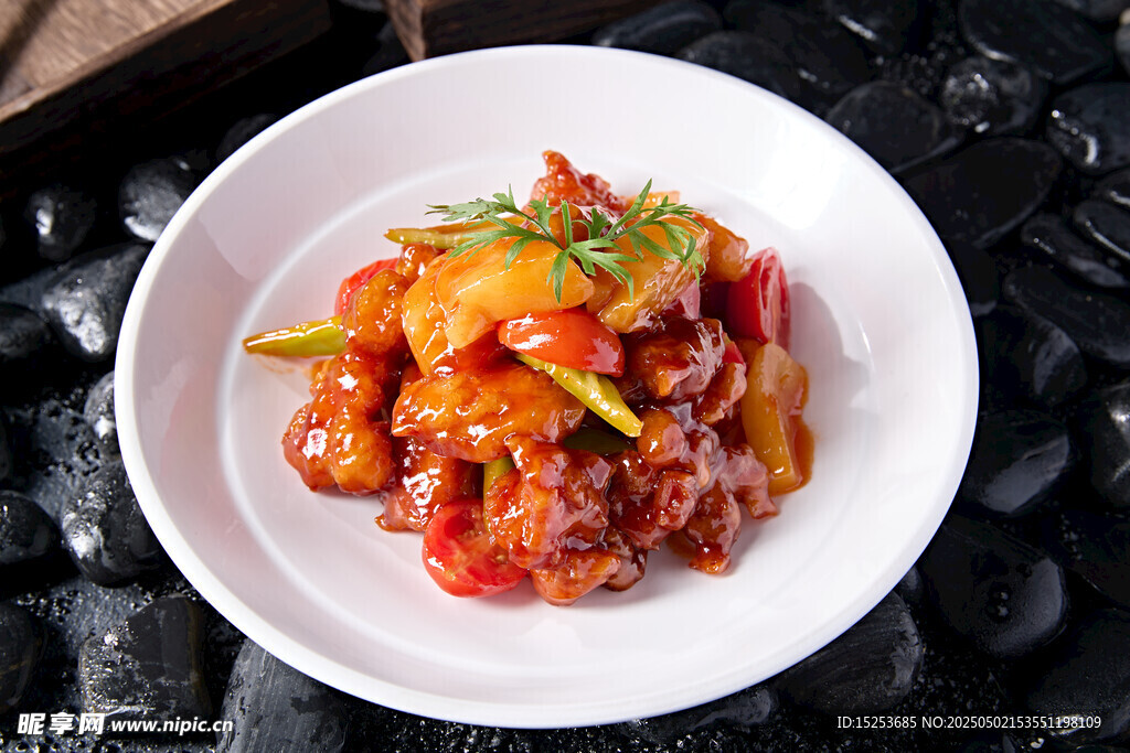 美味虾仁菜肴摆于白盘