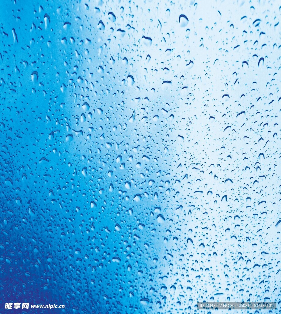 蓝色玻璃上的晶莹水珠