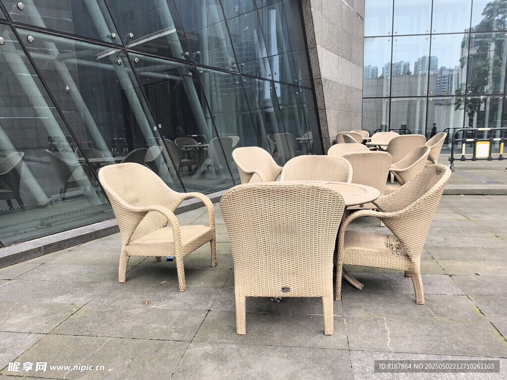 户外休闲桌椅 现代建筑旁