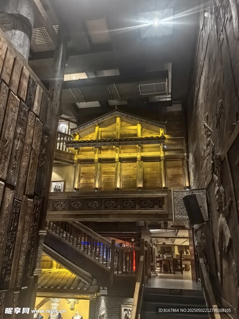古建内部金碧辉煌的景象