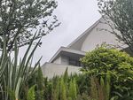 庭院绿植环绕的现代建筑