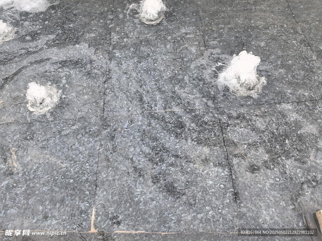 灰色地面上的白色棉絮