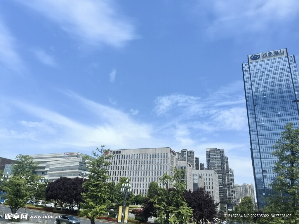 城市高楼与蓝天白云景观