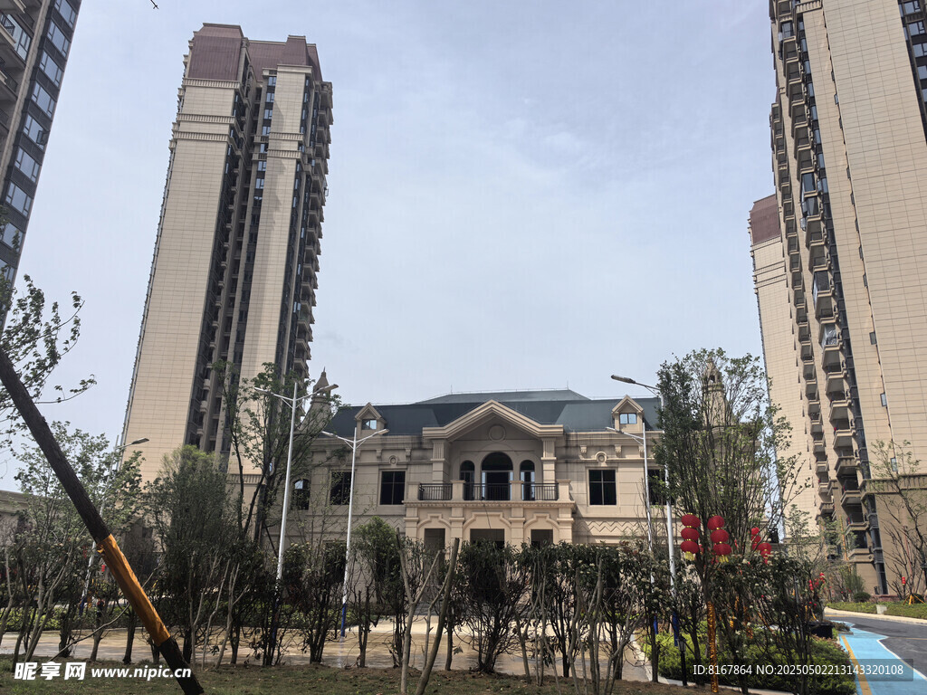 豪华别墅坐落于高楼间