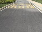 道路上的黄色标线标识
