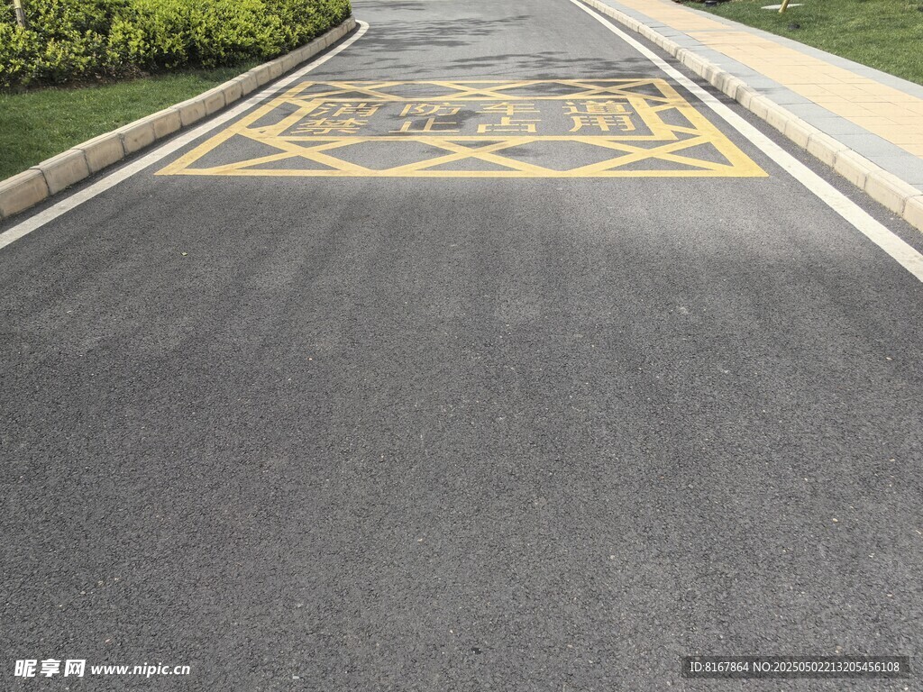 道路上的黄色标线标识