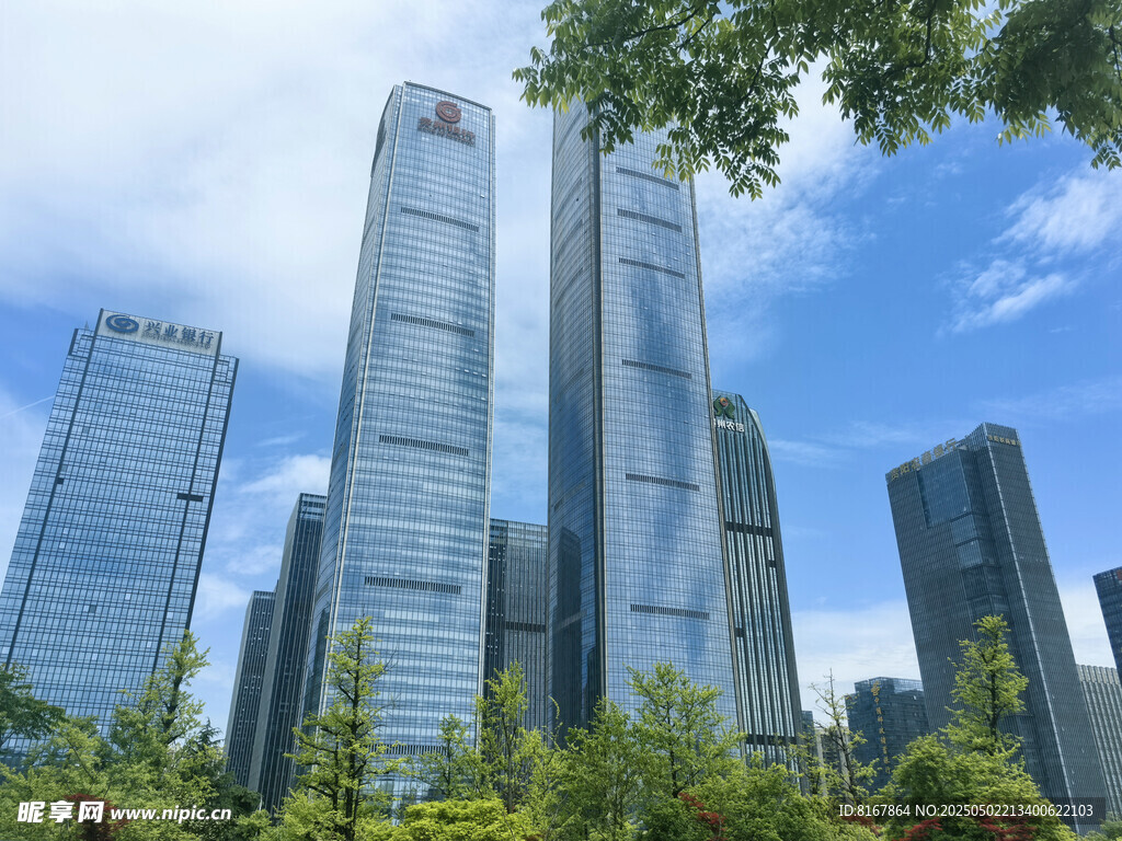 都市摩天大楼与绿植景观