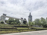 城市雕塑景观与绿植相映