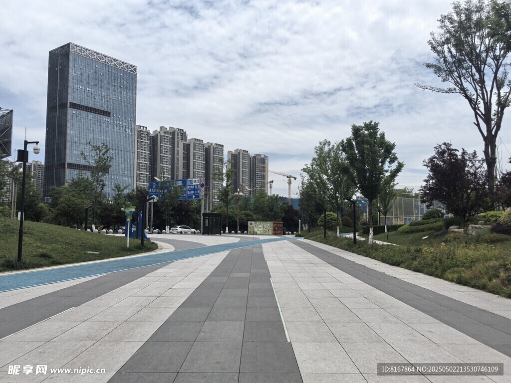 城市宽阔步道与高楼景观