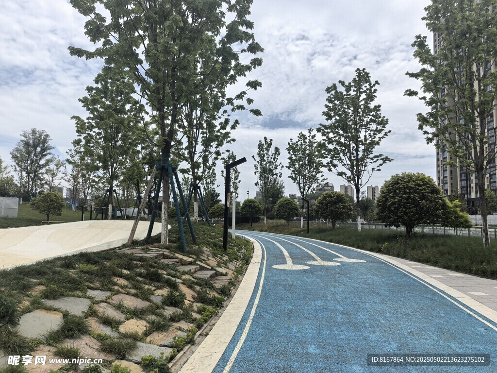 城市中的蓝色健身步道