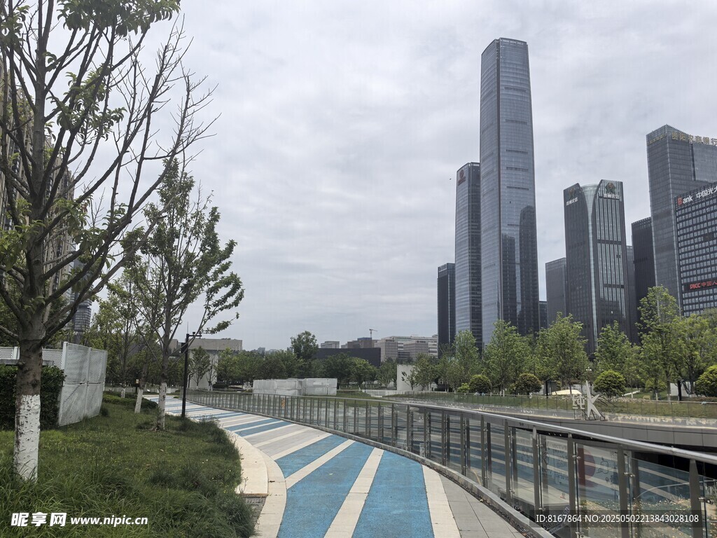 城市河畔的蓝色步道景观
