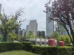 城市绿地中的多彩景观雕塑