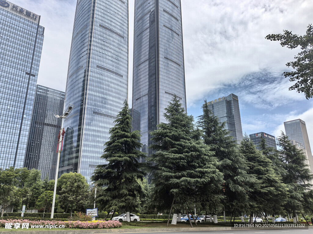 都市高楼与林立绿树景观