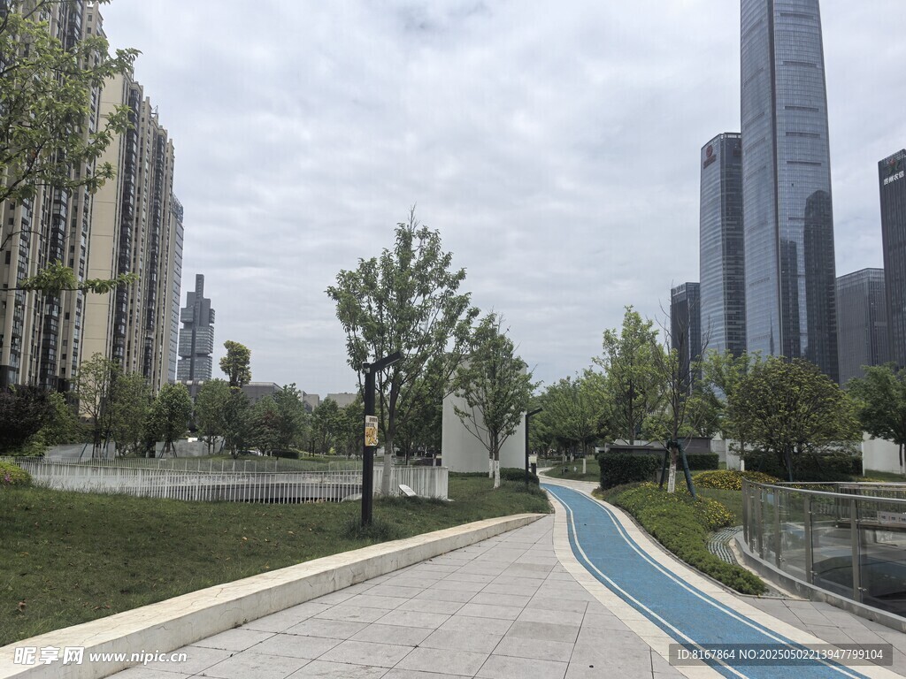城市河畔的蓝色步道景观