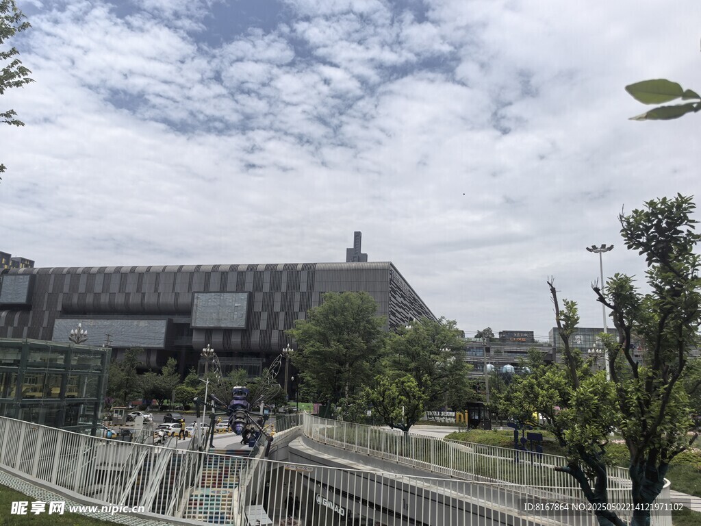 现代建筑旁的户外景致