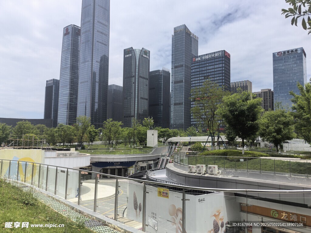 城市天际线与现代景观设施