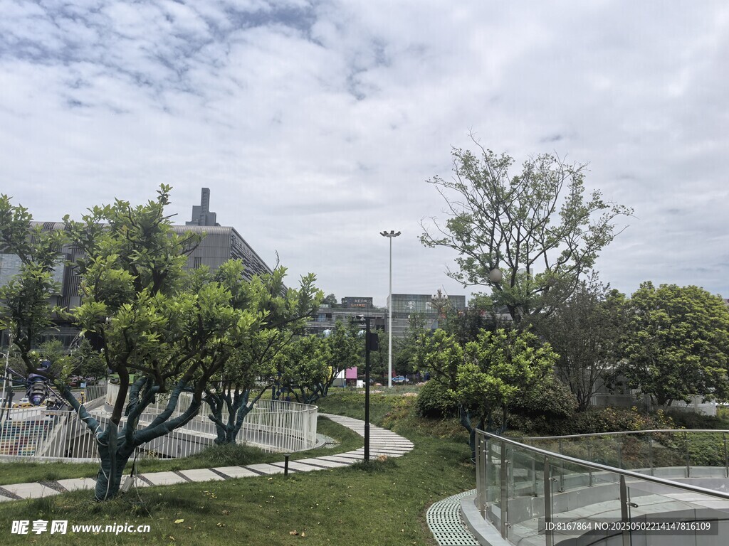 城市中的绿意休闲景观