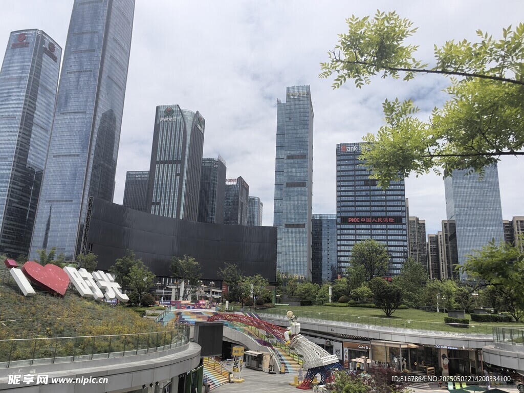 城市景观中的绿植与建筑