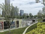 现代城市景观中的建筑与绿植