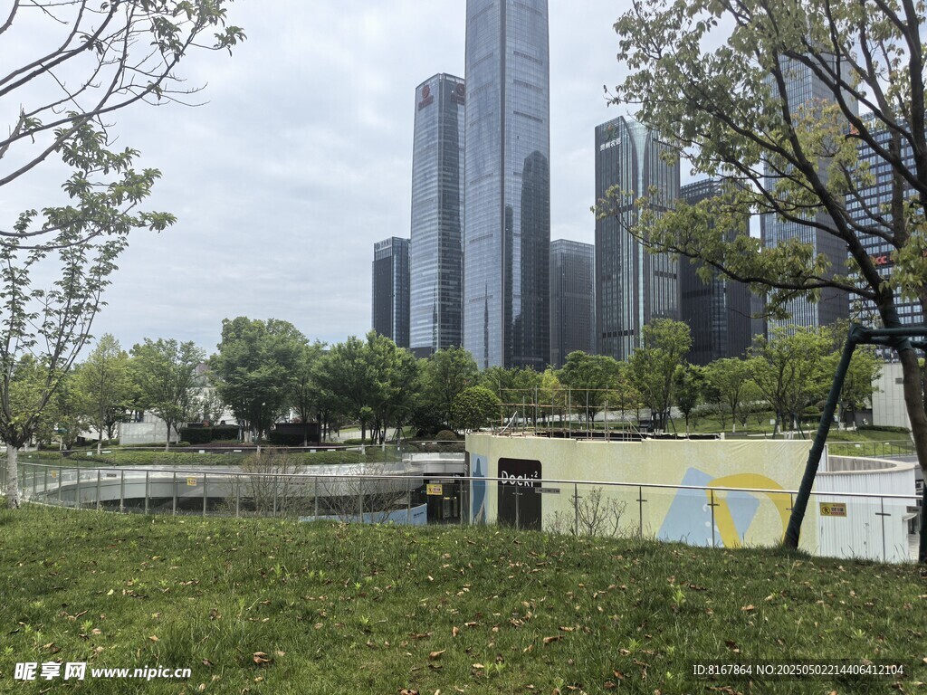 城市绿地旁的高楼景观