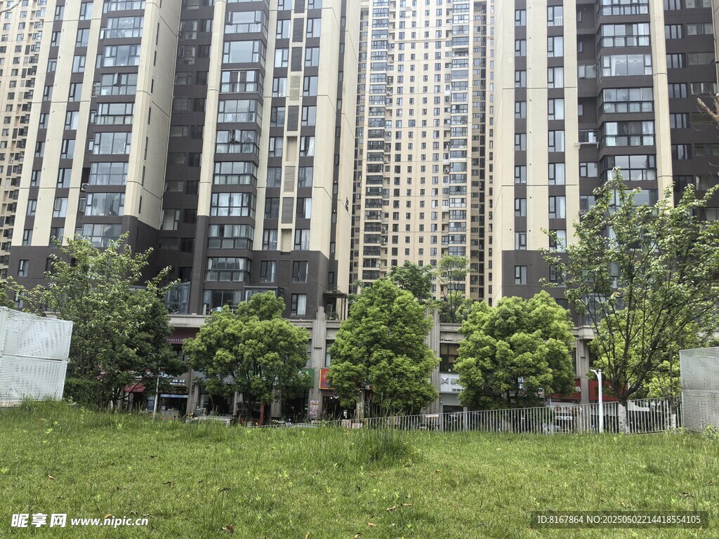 高层住宅前的绿植景观