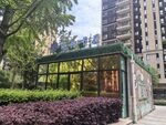 城市中的绿植公交候车亭