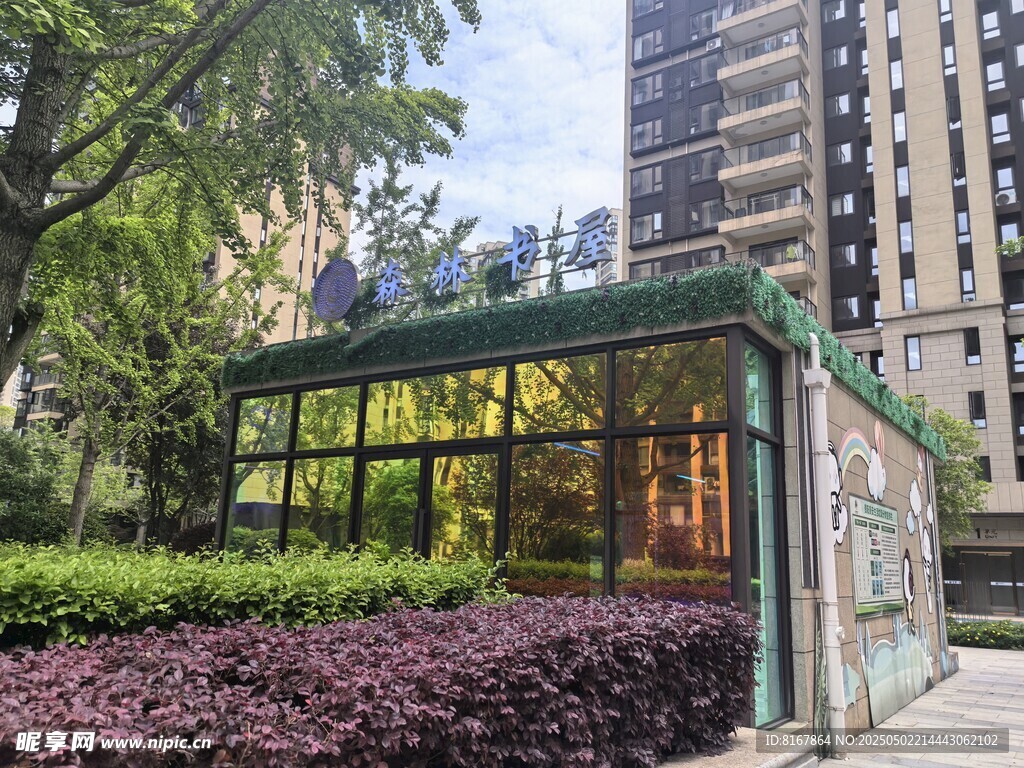 城市中的绿植公交候车亭
