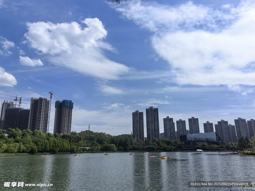 湖畔高楼与蓝天白云美景