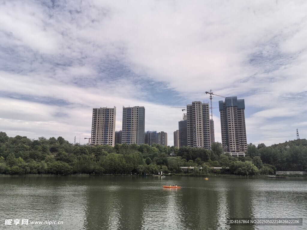 湖畔高楼林立的城市风光