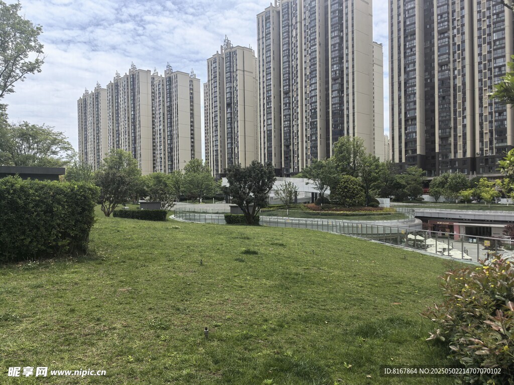 城市中的绿地与高楼景观