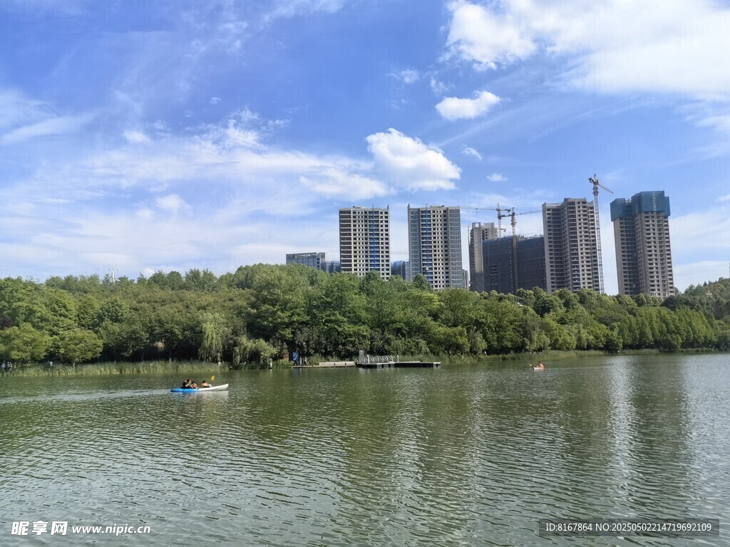 湖畔高楼与葱郁景致