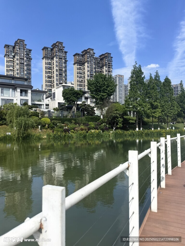 湖畔栈道旁的高层住宅