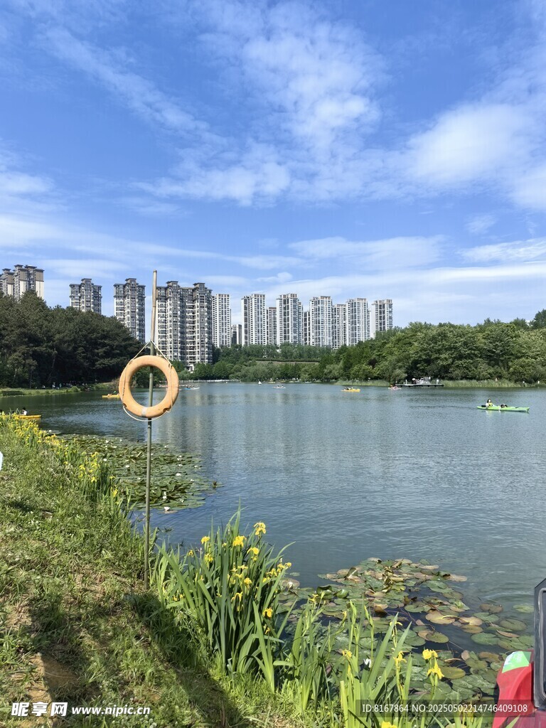 湖畔风光与城市建筑景致