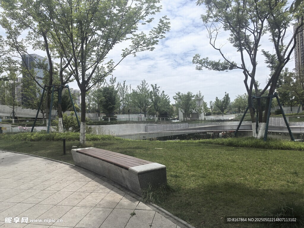 城市公园中的静谧休憩角落