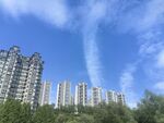 蓝天白云下的高楼建筑群