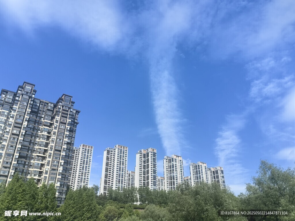 蓝天白云下的高楼建筑群