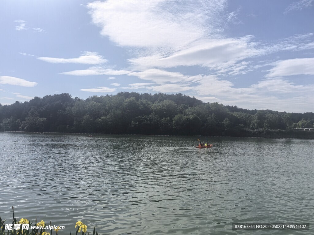 宁静湖畔风光