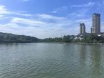 湖畔高楼美景