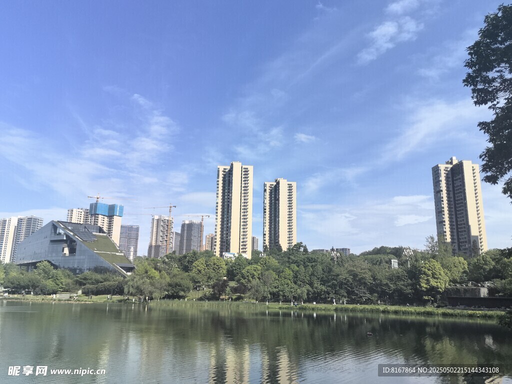 湖畔高楼与蓝天绿树美景